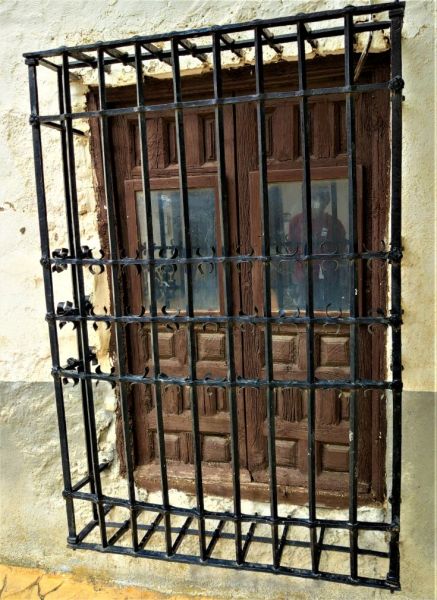 Archivo:Hermosa reja tradicional de hierro forjado, con un buen ejemplo de carpintería. Dólar, provincia de Granada, Región Histórica de Granada, España..jpg