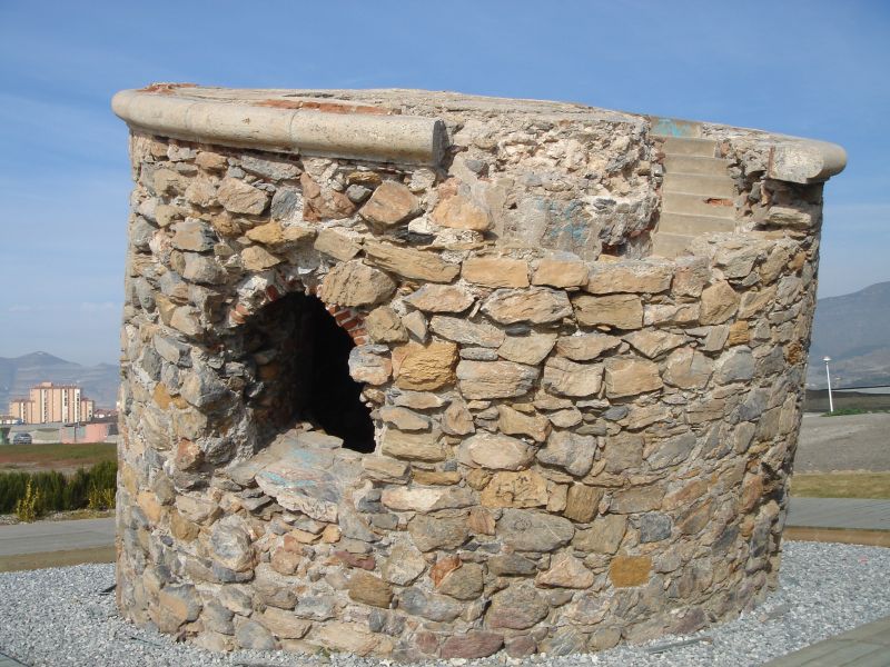 Archivo:Atalaya de Calahonda o del Farillo de Calahonda, Granada, España. Exterior de la torre, que muestra su terraza hoy sin parapeto defensivo y con la escalera de acceso a la vista..jpg