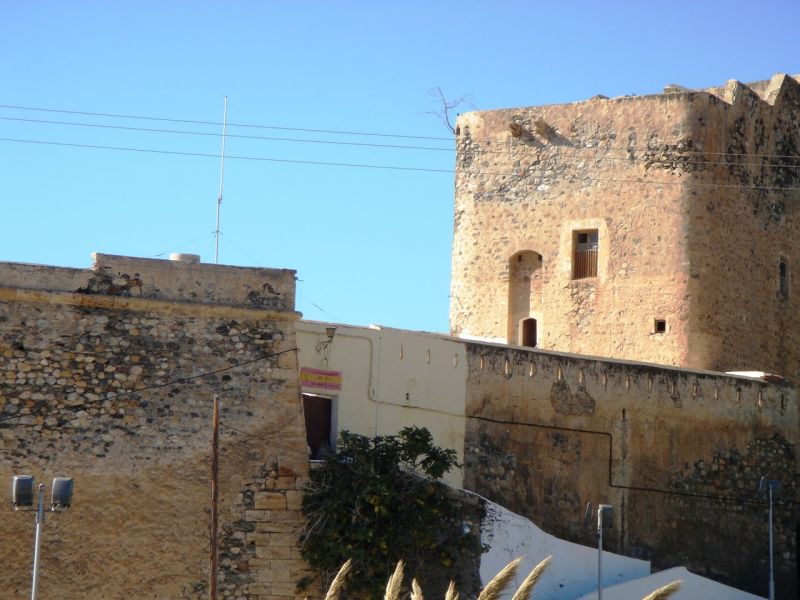 Archivo:Castillo de la Rábita, Granada. Vista de la entrada resguardada en un ángulo y al fondo la gran torre rehecha por los Reyes Católicos..jpg
