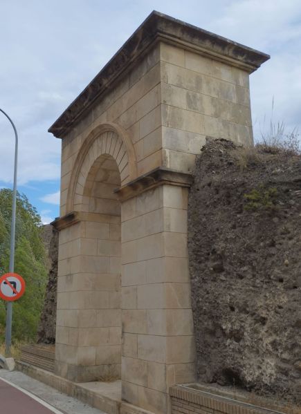 Archivo:Puerta de Sierra Nevada, Cenes de la Vega, Granada, Región Histórica de Granada, España. Está situada sobre la histórica acequia del Cadí..jpg