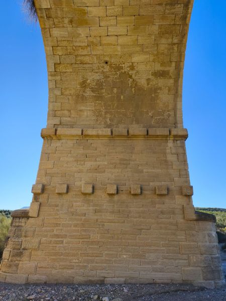 Archivo:Una de las pilas centrales con los dos tajamares opuestos en su base, puente de los Tres Ojos, cerca de Armuña del Almanzora, Almería, España. Obra del periodo de la Región de Granada (1933-década de 1980)..jpg