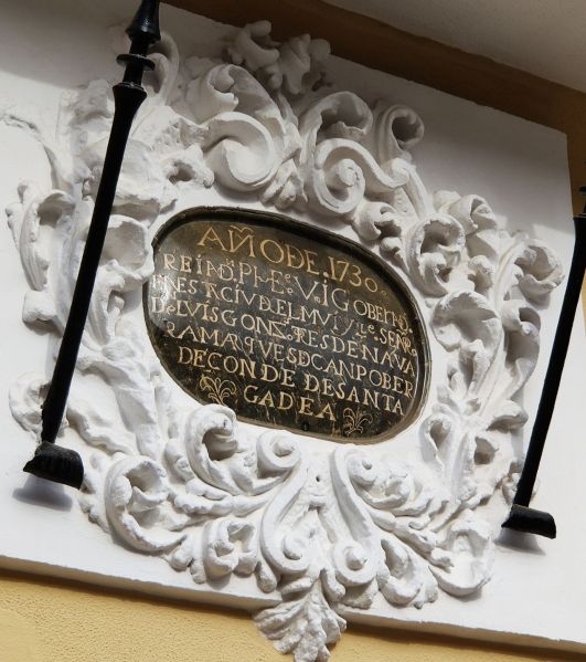 Archivo:Ayuntamiento de Motril, Granada, Región Histórica de Granada, España. Lápida de la puerta donde aparecen datos de su historia..jpg