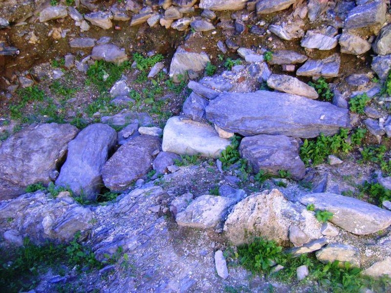 Archivo:Fortaleza romana de la cumbre de Sexi Firmum Iulium (Almuñécar, Granada, Región Histórica de Granada, España). Restos de tumbas romanas..jpg
