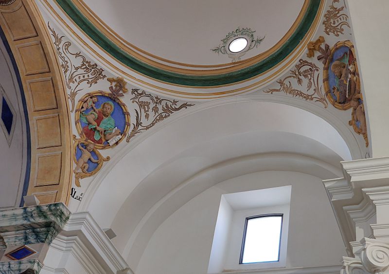 Archivo:Iglesia de la Victoria, Vera, Almería, Región Histórica de Granada, España. Brazo del crucero añadido en el s. XVIII..jpg