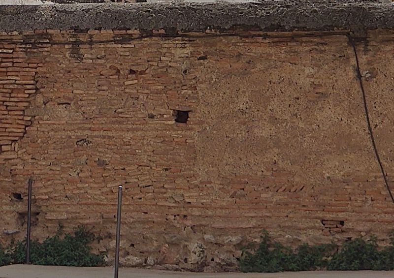 Archivo:Muralla de Motril, obra del Reino de Gramada II y el Reino de Granada III. Fabricada con materiales pobres, muchas veces de acarreo, es decir, reutilizados..jpg