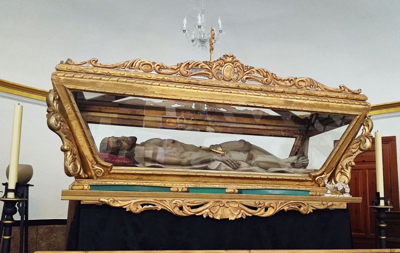 Archivo:Iglesia de la Virgen de los Ángeles, obra del Reino de Granada III o Cristiano. Santo Sepulcro, urna de líneas semejantes a las barrocas pero sin rocalla. Obra relativamente moderna..jpg