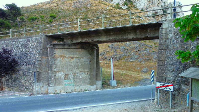 Archivo:Puente de las Ventas de Zafarraya, sobre él pasaba el tren Sol y Nieve, provincia de Granada, España. La obra fue realizada durante el periodo de la Región de Granada..jpg