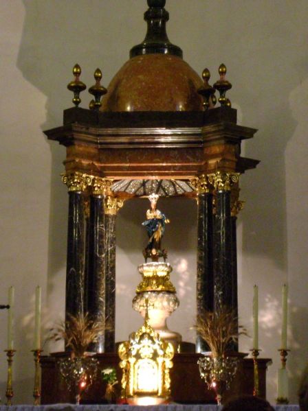 Archivo:Tabernáculo de líneas clásicas de la capilla mayor, elaborado en mármoles y piedras de gran finura. Atarfe, Granada, Región Histórica de Granada..jpg