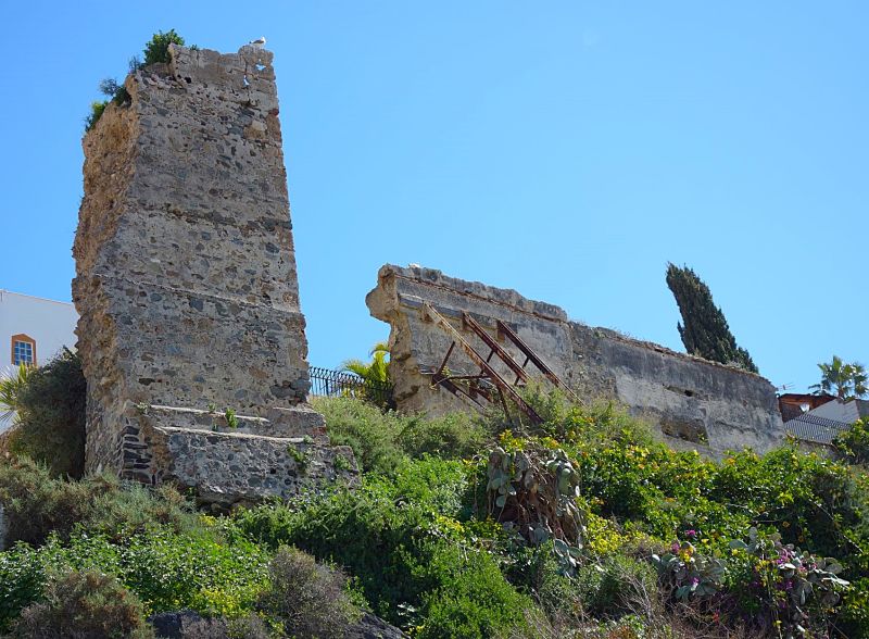 Archivo:Almuñécar, Granada, Región Histórica de Granada, España. Restos de las murallas de las que estuvo completamente rodeada durante los Reinos de Granada I, II y III..jpg