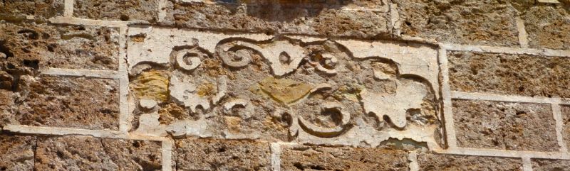Archivo:Almócita, Alpujarra, Almería, Región de Granada o Andalucía Oriental. Iglesia parroquial, obra del Reino de Granada III o Cristiano. Cajón de mampostería decorado con un esgrafiado..jpg