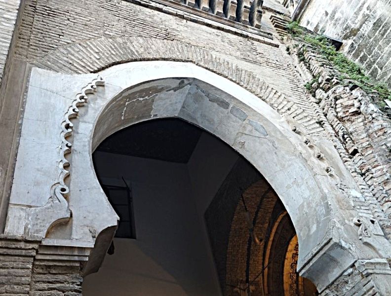 Archivo:Arquitectura almohade, sobria por el carácter integrista y contrario a los lujos de este pueblo guerrero..jpg